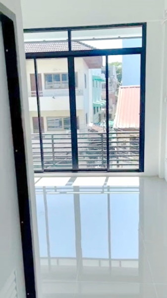 โชว์รูมด้านล่าง 402ตรม. แฟชั่น 2.2กม.ตลาดปัฐวิกรณ์2กม.ให้เช่า โรงแรม 4ชั้น 14แอร์ใหม่ 5จอดรถ นวมินทร์65-81 MRTบางกะปิ 2.