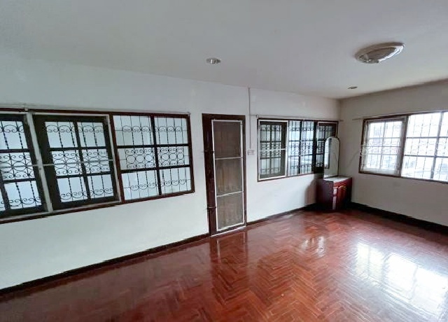 เสรีไทย 53-59 ให้เช่าบ้านเดี่ยว 2 ชั้น MRT สัมมากร 700ม. บึ่งกุ่ม 52 ตร.วา. 204 ตร.ม.เฟอร์.4 นอน 2 น้ำ เดอะพาซิโอ ทาวน์