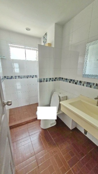 MRTสุทธิสาร 1.8 กม. ถ.รัชดา ให้เช่าทาวน์โฮม 3 ชั้นหลังมุม มีสนามหญ้าข้างบ้าน 20 ตร.วา.240 ตร.ม.นานาชาติ KIS2.9กม. 3นอน เ