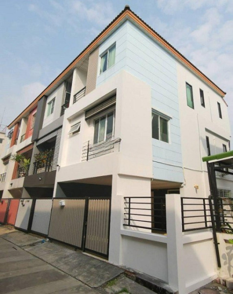 เดอะสตรีท 3กม. MRTสุทธิสาร 1.8 กม. ให้เช่าทาวน์โฮม 3 ชั้นหลังมุม มีสนามหญ้าข้างบ้าน ถ.รัชดา 22ตร.วา.242ตร.ม.นานาชาติ KIS
