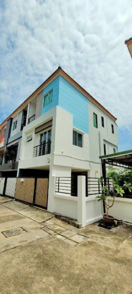 เดอะสตรีท 3กม. MRTสุทธิสาร 1.8 กม. ให้เช่าทาวน์โฮม 3 ชั้นหลังมุม มีสนามหญ้าข้างบ้าน ถ.รัชดา 22ตร.วา.242ตร.ม.นานาชาติ KIS