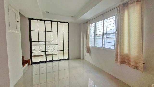 เดอะสตรีท 3กม. MRTสุทธิสาร 1.8 กม. ให้เช่าทาวน์โฮม 3 ชั้นหลังมุม มีสนามหญ้าข้างบ้าน ถ.รัชดา 22ตร.วา.242ตร.ม.นานาชาติ KIS
