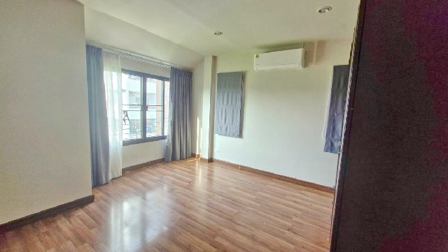มีสนามหญ้าข้างบ้าน เดอะสตรีท 3กม. MRTสุทธิสาร 1.8 กม. ให้เช่าทาวน์โฮม 3 ชั้นหลังมุม ถ.รัชดา 22ตร.วา.242ตร.ม.นานาชาติ KIS