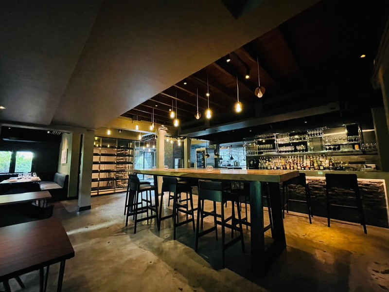 ขายกิจการร้านอาหาร ซอยสุขุมวิท47 พร้อมเฟอร์นิเจอร์ครบครัน ตกแต่งโทนสีดำ ขาว น้ำตาล พื้นที่ใช้สอยรวมทั้งหมด 900 ตารางเมตร