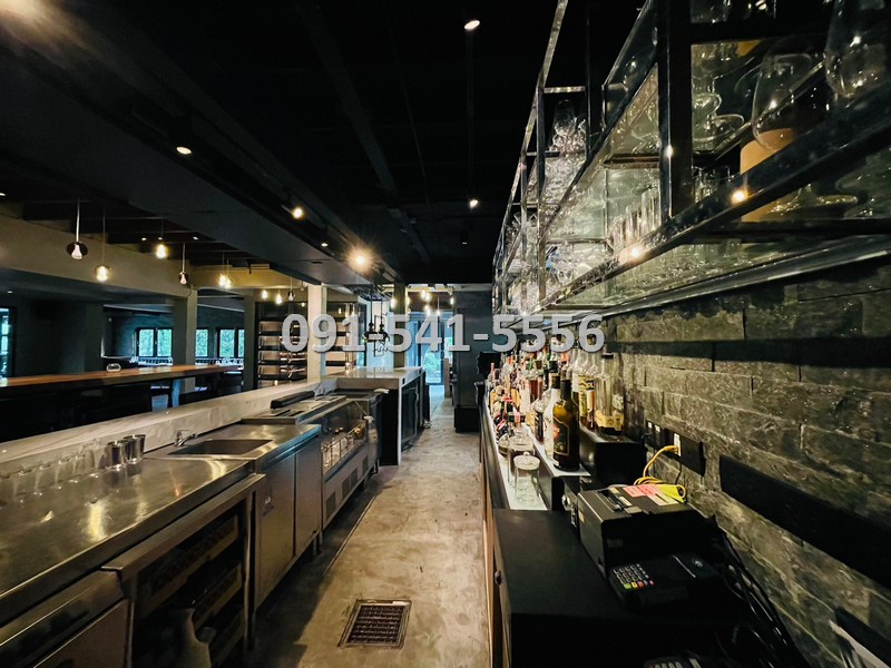 ขายกิจการร้านอาหาร ซอยสุขุมวิท47 พร้อมเฟอร์นิเจอร์ครบครัน ตกแต่งโทนสีดำ ขาว น้ำตาล พื้นที่ใช้สอยรวมทั้งหมด 900 ตารางเมตร