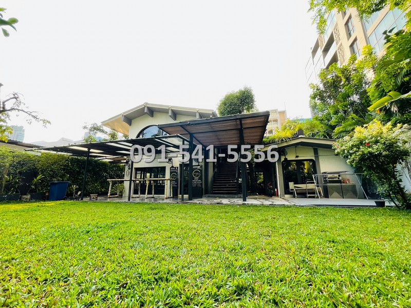 ขายกิจการร้านอาหาร ซอยสุขุมวิท47 พร้อมเฟอร์นิเจอร์ครบครัน ตกแต่งโทนสีดำ ขาว น้ำตาล พื้นที่ใช้สอยรวมทั้งหมด 900 ตารางเมตร