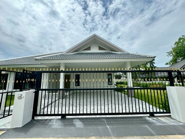 บ้านเดี่ยวหลังใหญ่ใจกลางชุมชน ซอยพัทยารุ่งเรือง 9 ตกแต่งสไตล์โมเดิร์นพร้อมเฟอร์นิเจอร์