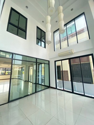 **Home Office550 sq.m.หมู่บ้านรีเจ้นท์รัชดา ซ.สหการประมูล สถานฑูลลาว เหม่งจ๋ายจอดรถ 8 คัน ****