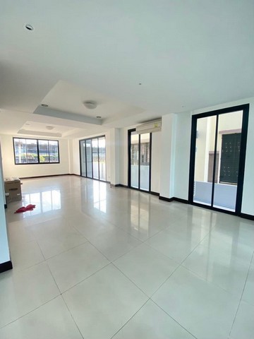 **Home Office550 sq.m.หมู่บ้านรีเจ้นท์รัชดา ซ.สหการประมูล สถานฑูลลาว เหม่งจ๋ายจอดรถ 8 คัน ****