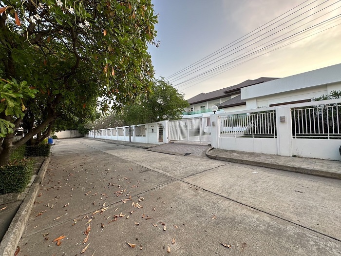 ขายหรือให้เช่าบ้านเดี่ยวในสนามกอล์ฟ หมู่บ้านวินด์มิลล์พาร์ค บางนาตราด กม10.5 บางพลี สมุทรปราการ.(นายหน้าติดต่อเจ้าของ)