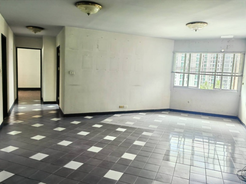 Sell Fortune Condotown on Narathiwasrajnakarin 24 Rd., Sathorn –Narathiwas Area  in good envireonment