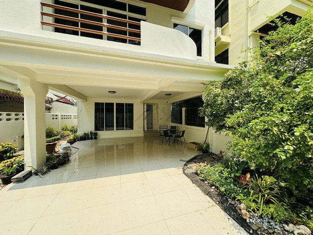 ให้เช่าบ้านเดี่ยว 4 ชั้น 5 ห้องนอน ย่านพร้อมพงษ์ ซอยสุขุมวิท 31 ปรับปรุงใหม่ ตกแต่งพร้อมเฟอร์นิเจอร์ ใกล้ BTS พร้อมพงษ์,
