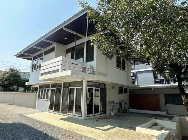 ให้เช่าบ้านเดี่ยว 2 ชั้น 156 ตรว. ถนนสุขุมวิท เดินทางสะดวก ใกล้ BTS บางจาก