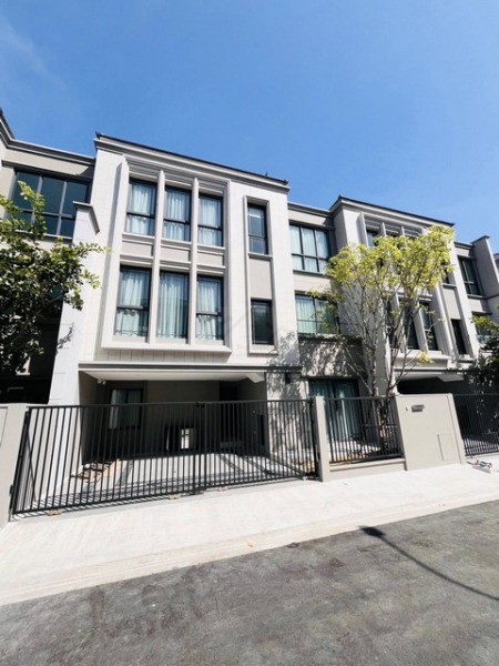 ให้เช่า Luxury townhome 3 ชั้น 228 ตรม. บ้านกลางเมือง Classe สุขุมวิท 77 หน้ากว้าง 10 เมตร ใกล้สวนและ Clubhouse แต่งสวยเ