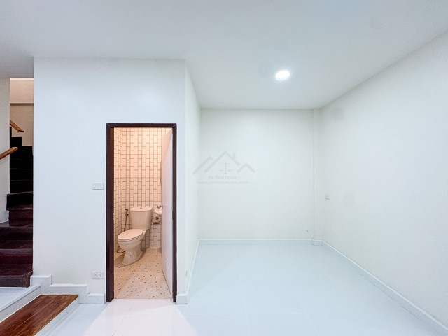 ขายทาวน์โฮม 2 ชั้น 17 ตรว. หมู่บ้าน 84 แมนชั่น ลาดพร้าว84 ทำเลดี ใกล้ทางด่วน MRT ลาดพร้าว71 รีโนเวทใหม่พร้อมอยู่