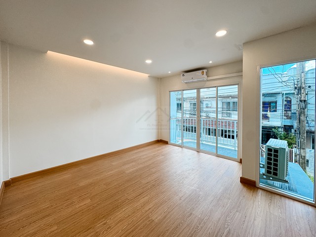 ขายทาวน์โฮม 2 ชั้น 17 ตรว. หมู่บ้าน 84 แมนชั่น ลาดพร้าว84 ทำเลดี ใกล้ทางด่วน MRT ลาดพร้าว71 รีโนเวทใหม่พร้อมอยู่
