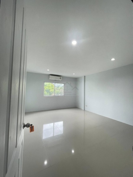 ให้เช่ายทาวน์โฮม 3 ชั้น 22 ตารางวา 4 ห้องนอน ซอยนวลจันทร์ 31 ใกล้ Central EastVille