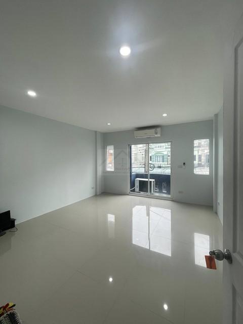 ให้เช่าทาวน์โฮม 3 ชั้น 22 ตรว. 4 ห้องนอน ซอยนวลจันทร์ 31 ใกล้ Central EastVille