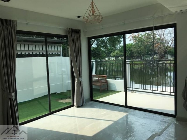 ขายบ้านเดี่ยวสไตล์โมเดิร์นย่านเลียบด่วน 61 ตรว. หมู่บ้านมณียา ถนนประดิษฐ์มนูธรรม หลังบ้าน วิวบึงน้ำ มุมพักผ่อนส่วนตัวท่ามกลางบรรยากาศริมน้ำ