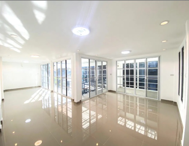 บ้านเดี่ยว 2 ชั้นขนาดใหญ่ 75 ตรว. 6 ห้องนอน ซอยลาดพร้าว 91 พร้อมสระว่ายน้ำสุดหรู ใกล้รถไฟฟ้าสายสีเหลือง