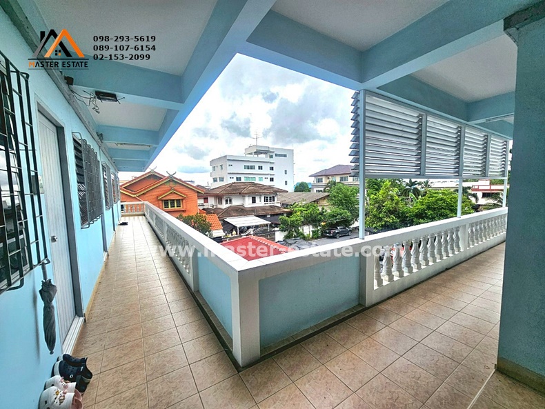 APARTMENT 5 ชั้น + ดาดฟ้า + ที่จอดรถ ซอยทรัพย์บุญชัย 19 ทุกห้องโปร่งลมเย็นด้วย Design ตึกรูปตัว L ให้ทุกห้องมีความโปร่ง มีระเบียงทุกห้อง