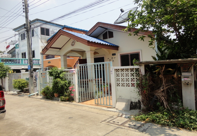 ขายบ้านเดี่ยว หมู่บ้านเปี่ยมเจริญ ขจรวิทย์ เนื้อที่ 39.5 ตร.ว. 5 นอน 4 น้ำ สภาพดี