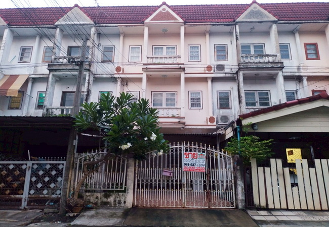 ขายทาวน์เฮ้าส์ หมู่บ้านรินทร์ทอง รามคำแหง 190 เนื้อที่ 22 ตร.ว. 4 นอน 2 น้ำ ทำเลดี