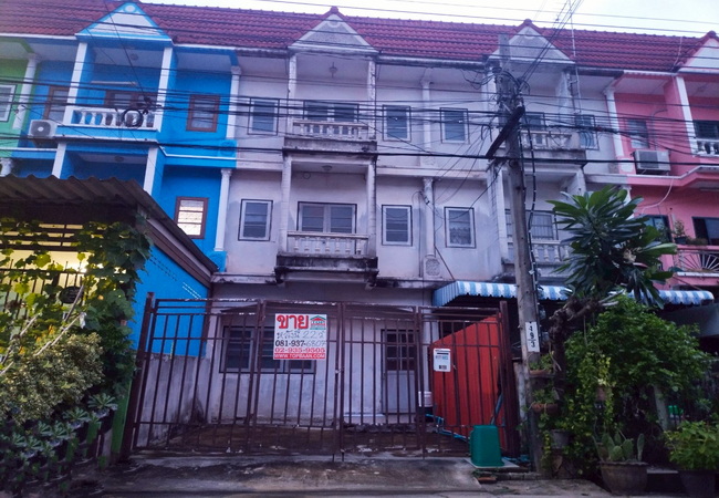 ขายทาวน์เฮ้าส์ หมู่บ้านรินทร์ทอง ซอยรามคำแหง 190 เนื้อที่ 22.5 ตร.ว. 4 นอน 3 น้ำ ทำเลดี