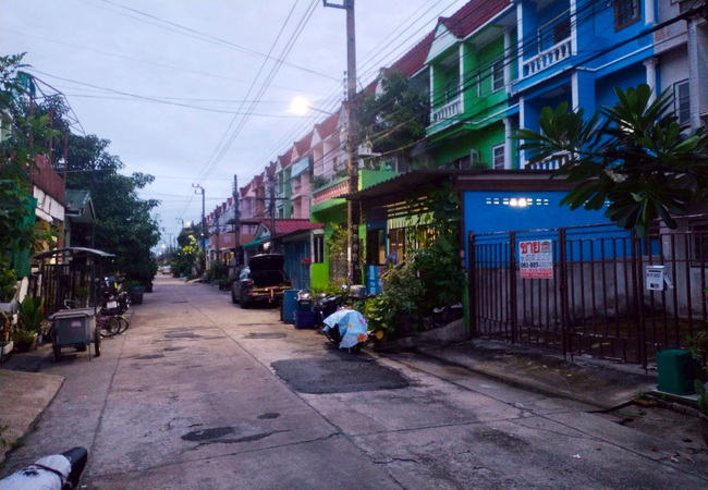 ขายทาวน์เฮ้าส์ หมู่บ้านรินทร์ทอง ซอยรามคำแหง 190 เนื้อที่ 22.5 ตร.ว. 4 นอน 3 น้ำ ทำเลดี