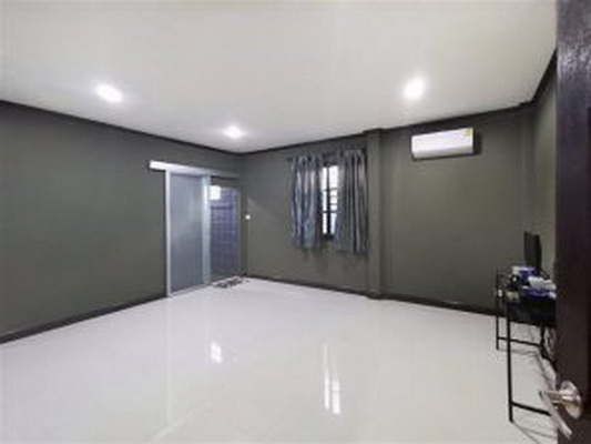 [ให้เช่า] FOR RENT SEMI DETACHED HOUSE ONNUT / 3 bedrooms 4 bathrooms / 33 Sqw. 140 Sqm. **41,000** JUST WALK 15 MIN TO BTS ONNUT