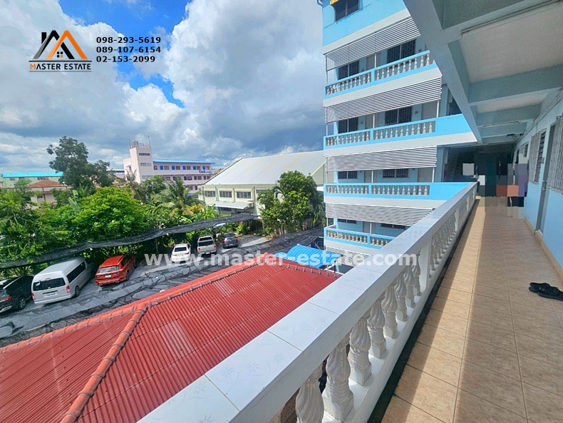 APARTMENT 5 ชั้น + ดาดฟ้า + ที่จอดรถ ซอยทรัพย์บุญชัย 19 ทุกห้องโปร่งลมเย็นด้วย Design ตึกรูปตัว L ให้ทุกห้องมีความโปร่ง มีระเบียงทุกห้อง