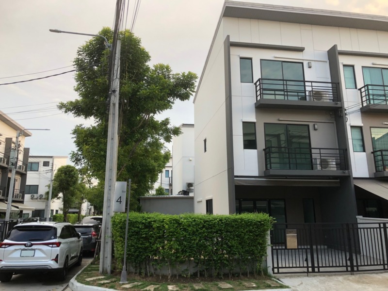 ขายบ้านกลางเมือง รามอินทรา  - วัชรพล บ้านเลขที่  9/71 ตั้งอยู่หัวมุมซอย 4 ทาวน์โฮม / Home Office 3 ชั้น  ยังไม่เคยมาอยู่อาศัย สภาพใหม่มาก ซื้อไว้ทำเป็น Office