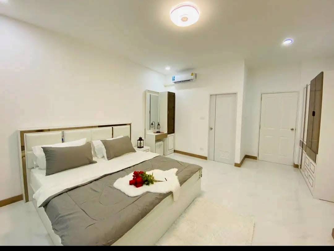 ให้เช่าบ้านเดี่ยว ตกแต่งหรู เฟอร์นิเจอร์พร้อมอยู่เครื่องใช้ไฟฟ้าครบ ซอยทุ่งเศรษฐีแยก 18