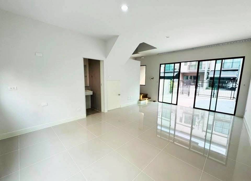 ให้เช่าทาวน์โฮม หมู่บ้านกลางเมือง ราชพฤกษ์-สาทร *บ้านใหม่ป้ายแดง ไม่เคยเข้าอยู่*