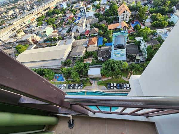 ขายคอนโด ศุภาลัย เวอเรนด้า รัชวิภา-ประชาชื่น 1 ห้องนอน ชั้น 20 วิวสระว่ายน้ำ วิวเมือง โล่งสบาย Tel 081-8286429