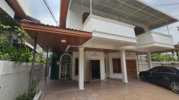 ขายด่วน! บ้านเดี่ยว 2 ชั้น พร้อมผู้เช่า ใจกลางย่านอารีย์ พหลโยธิน ตกแต่งพร้อมอยู่ โทร 061-982-9696